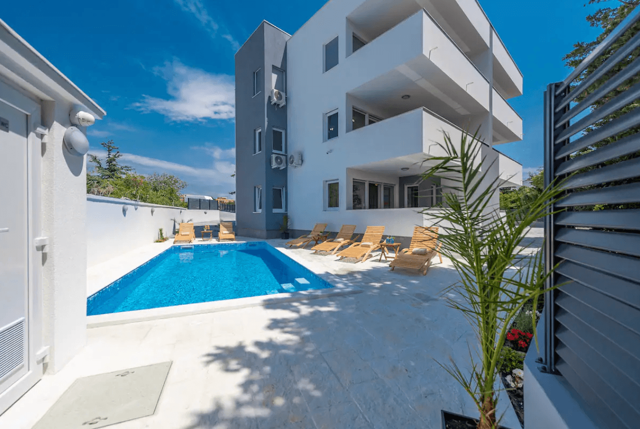 Mel-Mari Studio met zwembad in Novalja