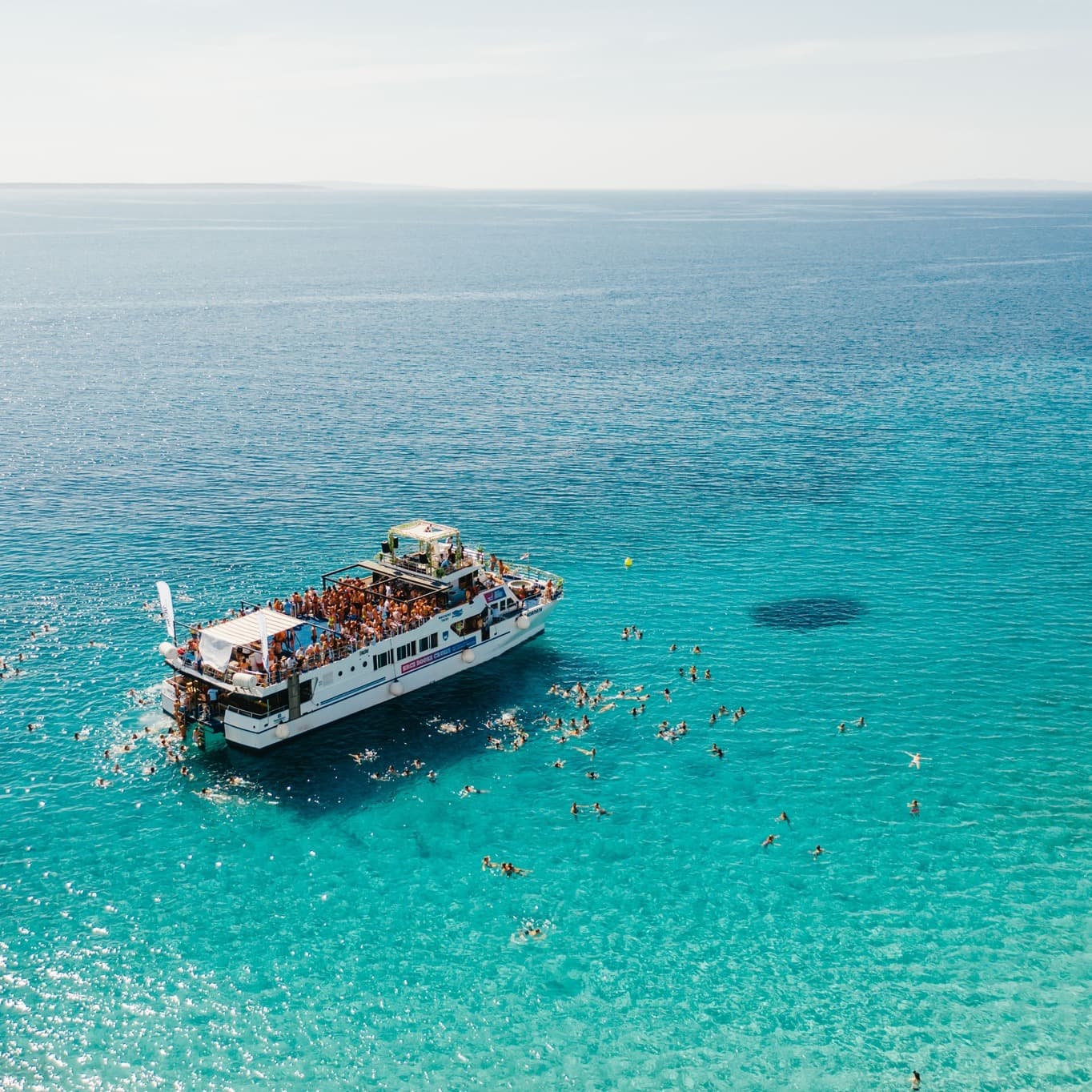 Partyboot op Zrce Beach: Data, Boeking & Hoogtepunten
